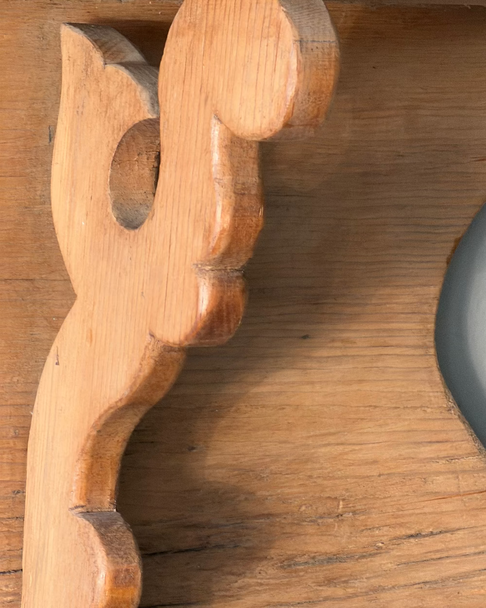 Medallion Wall Shelf in Pine