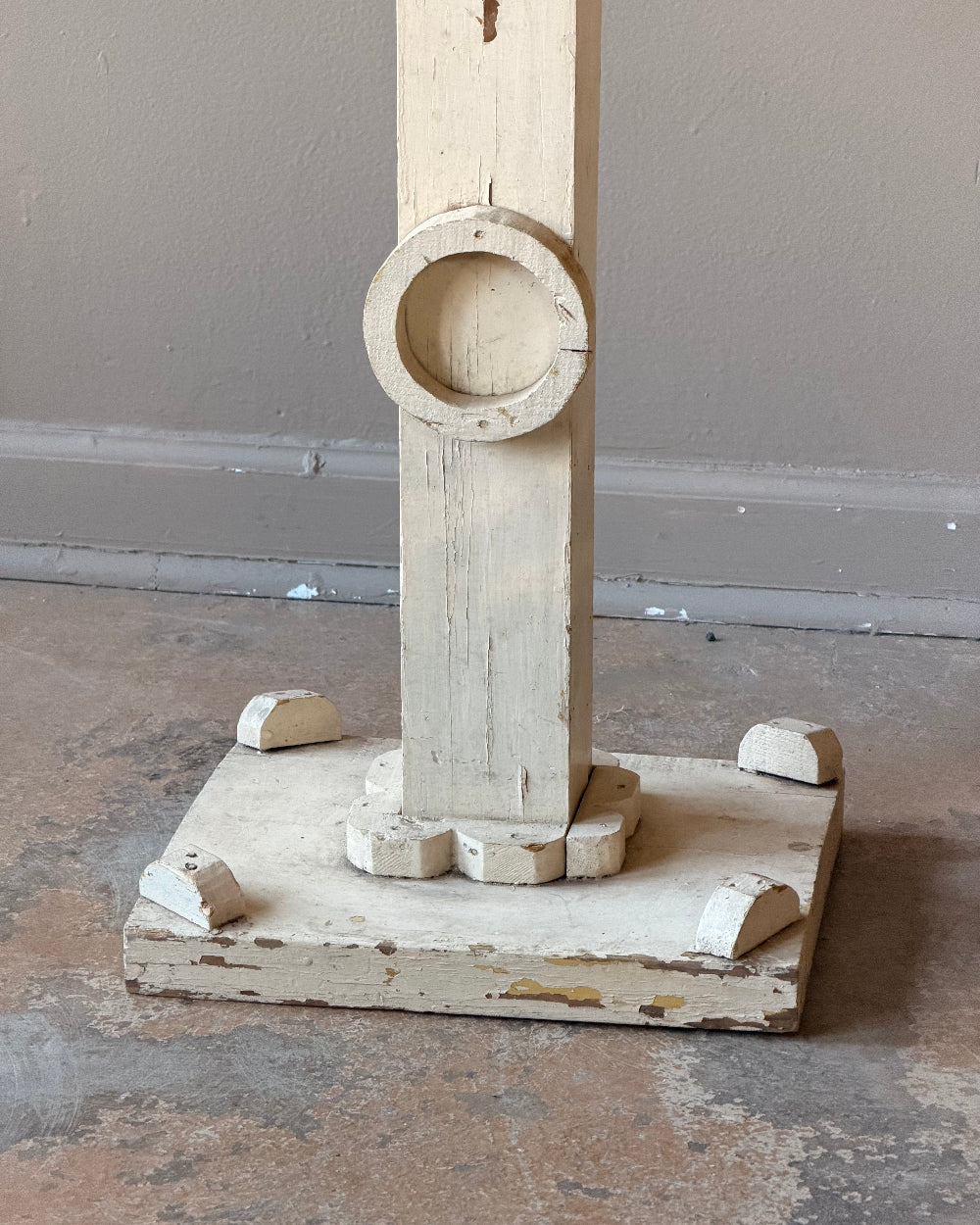 Scalloped Pedestal in Ivory