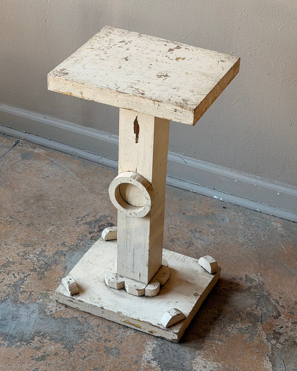 Scalloped Pedestal in Ivory